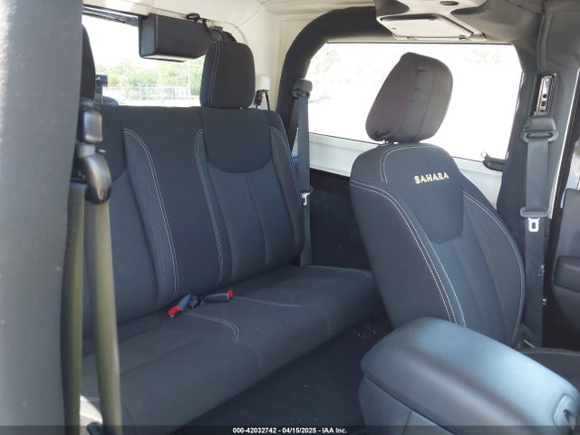 1C4GJWBG9FL540558 Jeep Wrangler Sahara