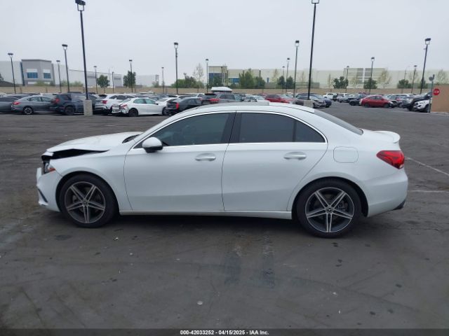 WDD3G4EB3KW027838 Mercedes-Benz A 220