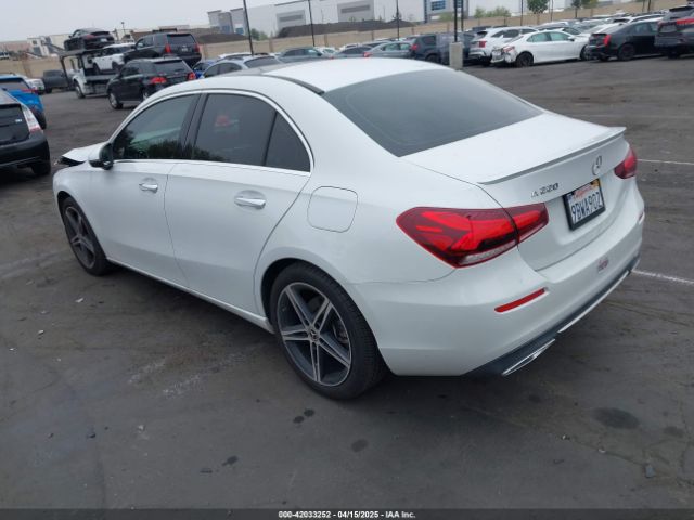 WDD3G4EB3KW027838 Mercedes-Benz A 220