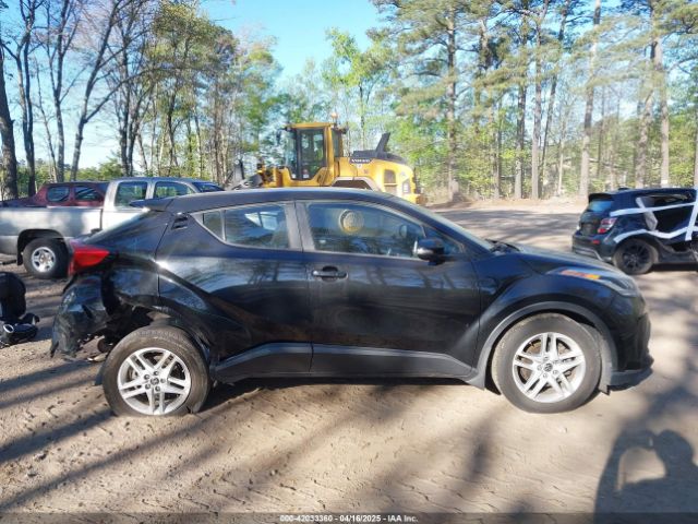 NMTKHMBXXMR118965 Toyota C-HR LE