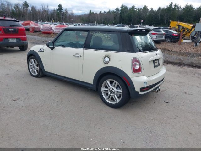 2011 MINI COOPER S WMWSV3C58BTY22854 Photo 2