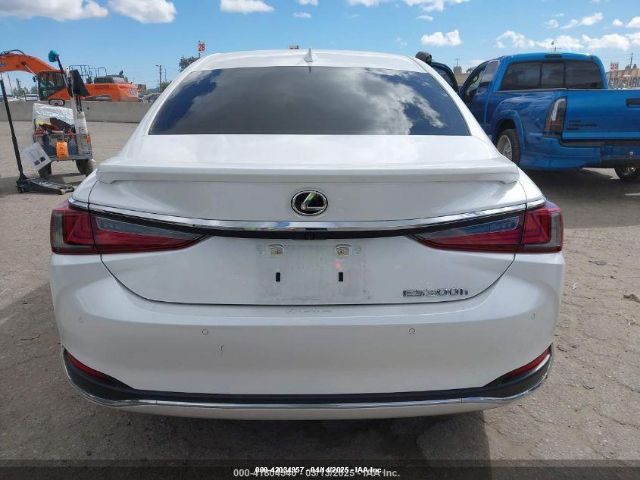 58ADA1C14RU053612 Lexus ES 300H