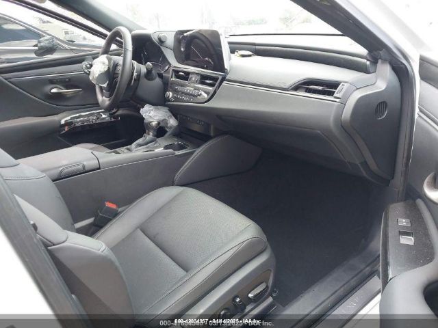 58ADA1C14RU053612 Lexus ES 300H