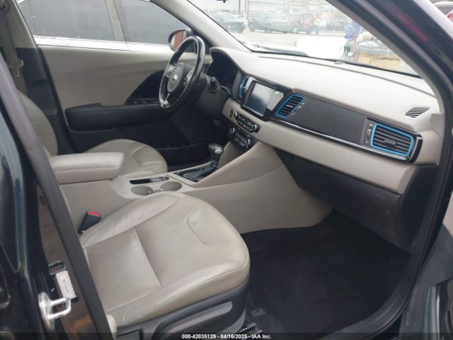 KNDCE3LC6H5048381 KIA Niro Touring
