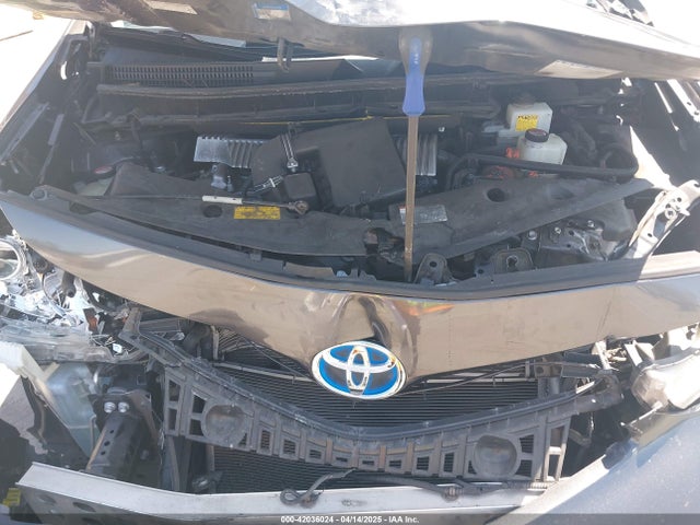 JTDZN3EUXFJ027926 Toyota Prius V Four