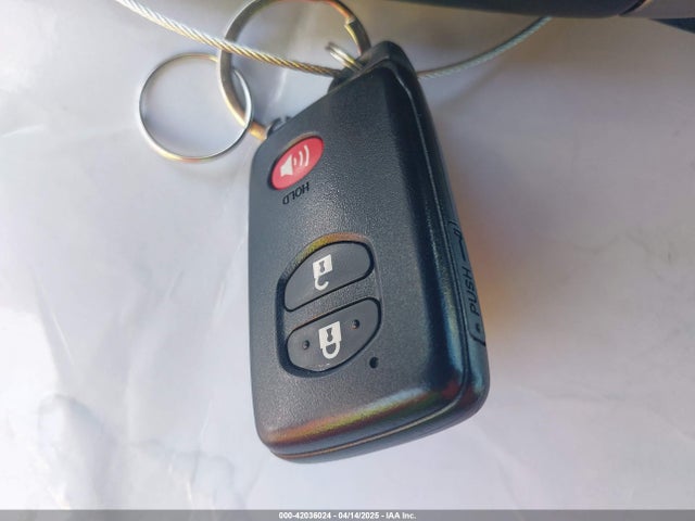 JTDZN3EUXFJ027926 Toyota Prius V Four