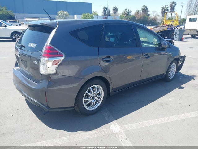 JTDZN3EUXFJ027926 Toyota Prius V Four