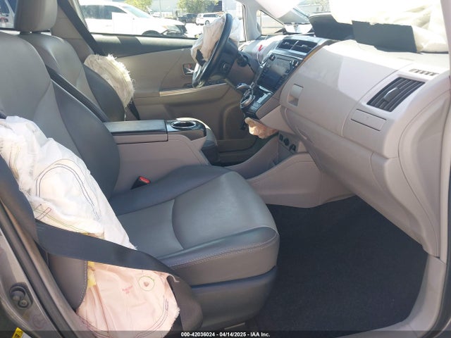 JTDZN3EUXFJ027926 Toyota Prius V Four