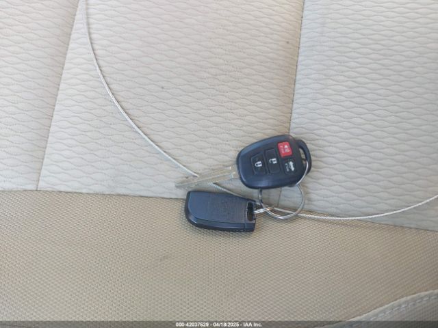 2T1BURHE0HC854067 Toyota COROLLA LE