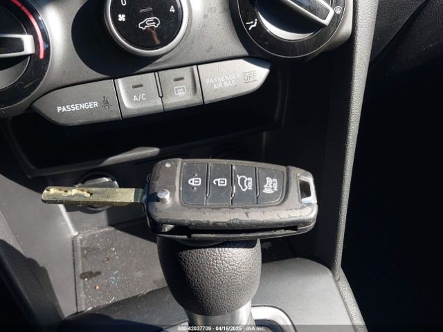 KM8K12AA4KU296799 Hyundai Kona Se