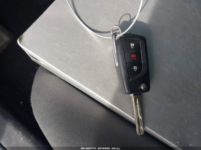 2T3K1RFV3NC188126 Toyota RAV4 LE
