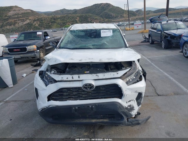 2T3K1RFV3NC188126 Toyota RAV4 LE