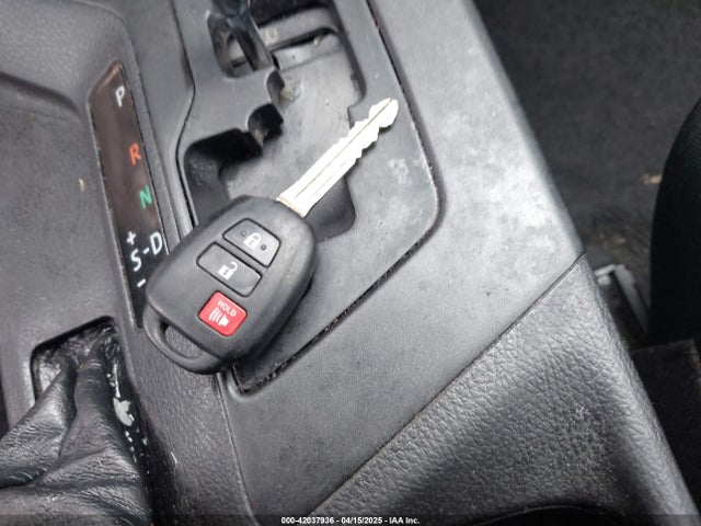 2T3BFREVXJW793174 Toyota RAV4 LE