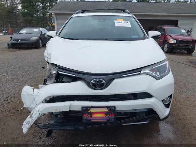 JTMRFREV9JJ218173 Toyota Rav4 Xle