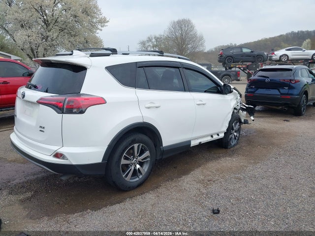 JTMRFREV9JJ218173 Toyota Rav4 Xle