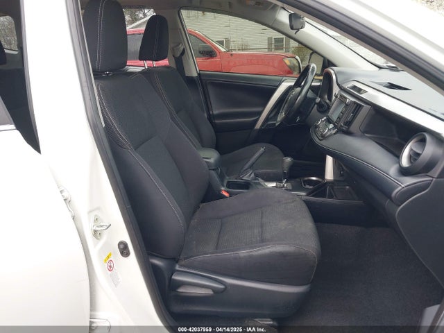 JTMRFREV9JJ218173 Toyota Rav4 Xle