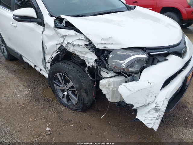 JTMRFREV9JJ218173 Toyota Rav4 Xle
