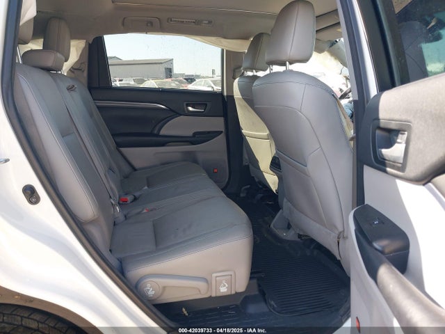 Toyota Highlander Limited Platinum 2017 5TDYZRFH9HS207649 Image 8