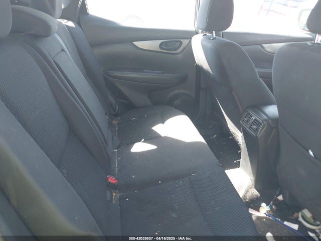 JN1BJ1CP8JW160553 Nissan Rogue Sport S