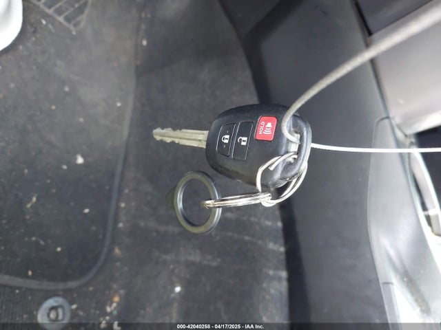 JTMZFREV8HJ106216 Toyota RAV4 LE