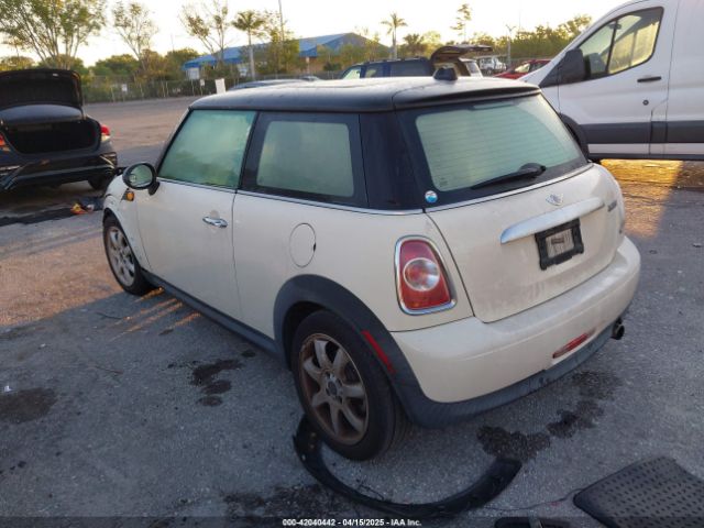 2011 MINI COOPER WMWSU3C58BT097825 Photo 2