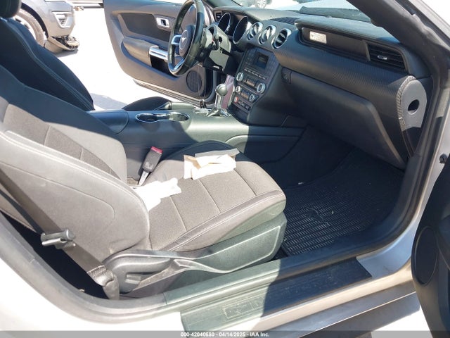 1FATP8EM4F5330535 Ford Mustang V6