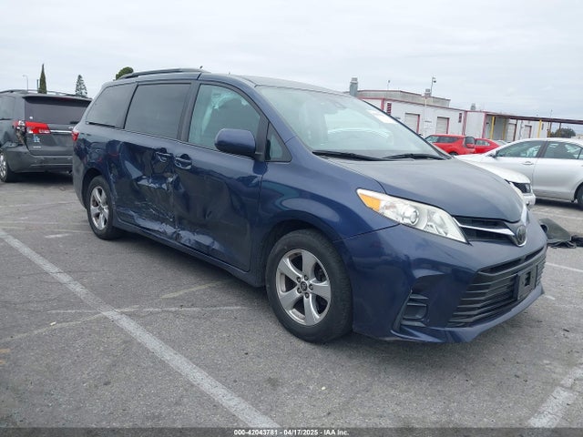 5TDKZ3DC6JS931590 Toyota Sienna Le 8 Passenger