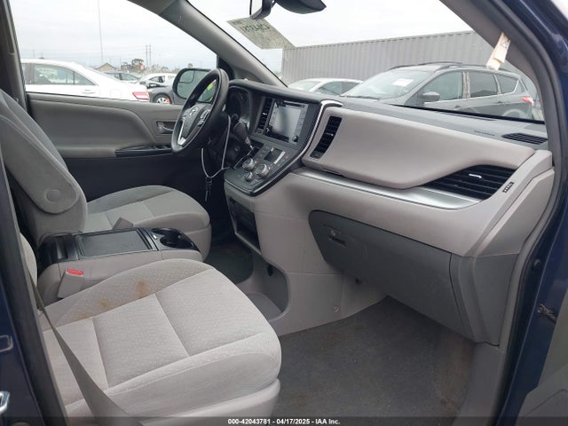 5TDKZ3DC6JS931590 Toyota Sienna Le 8 Passenger
