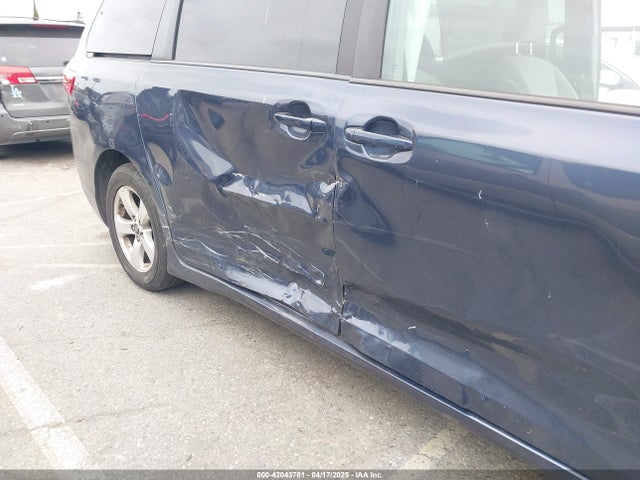 5TDKZ3DC6JS931590 Toyota Sienna Le 8 Passenger