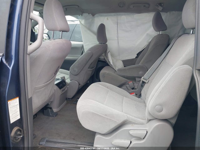 5TDKZ3DC6JS931590 Toyota Sienna Le 8 Passenger