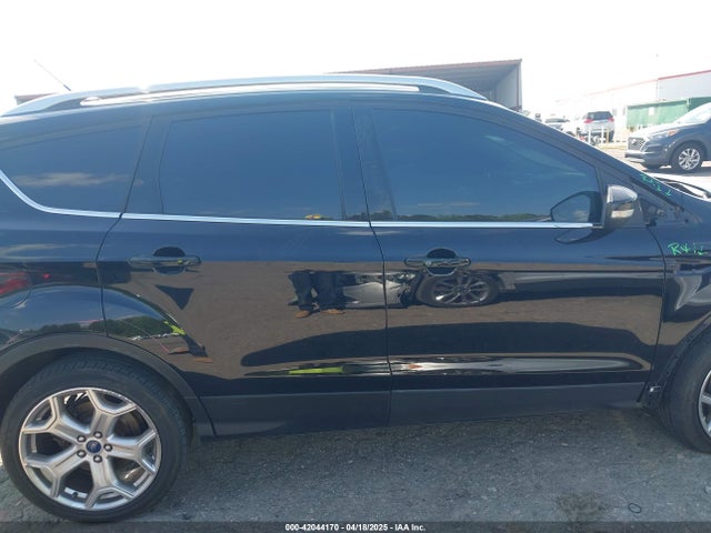 1FMCU0J91HUA75417 Ford Escape Titanium