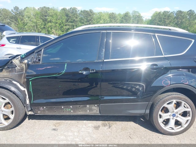 1FMCU0J91HUA75417 Ford Escape Titanium