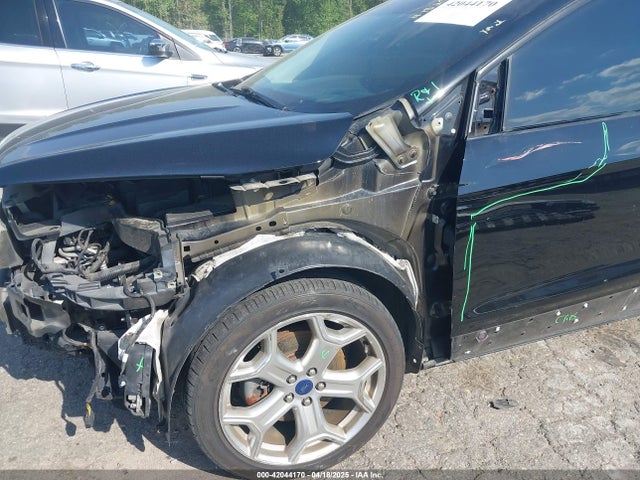 1FMCU0J91HUA75417 Ford Escape Titanium