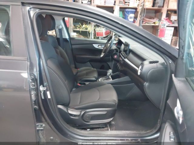 3KPF24AD8NE500693 KIA Forte Lxs