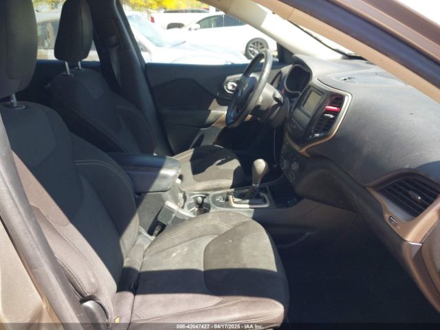 1C4PJLCB8HW667384 Jeep Cherokee Latitude Fwd