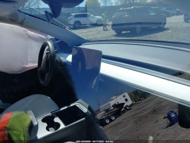 7SAYGDEF4PF844933 Tesla Model Y