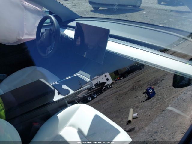 7SAYGDEF4PF844933 Tesla Model Y