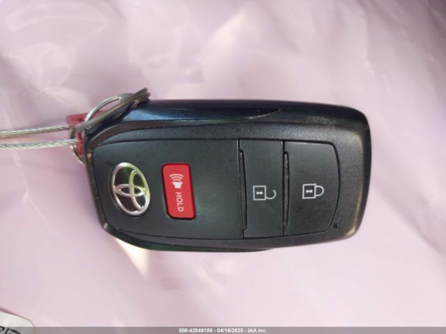 7MUCAAAG8RV083172 Toyota Corolla Cross Le