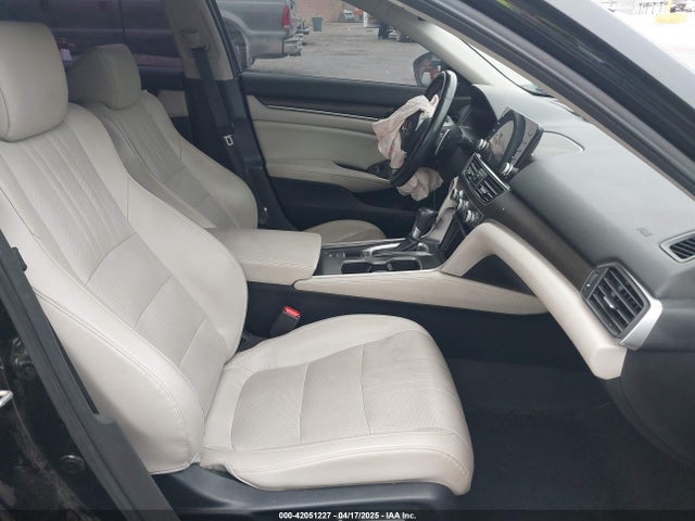1HGCV1F92JA032925 Honda Accord Touring