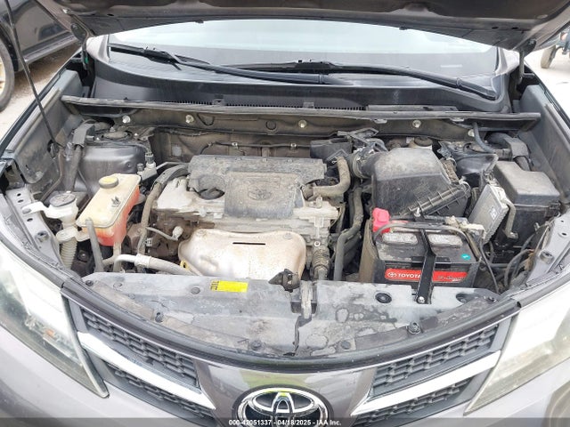 2T3ZFREVXFW177660 Toyota RAV4 LE
