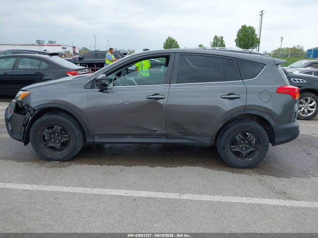 2T3ZFREVXFW177660 Toyota RAV4 LE