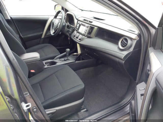 2T3ZFREVXFW177660 Toyota RAV4 LE
