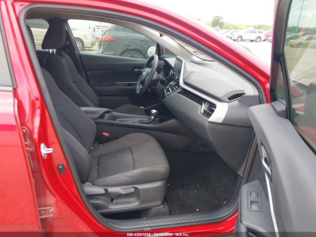 NMTKHMBXXLR117281 Toyota C-HR LE