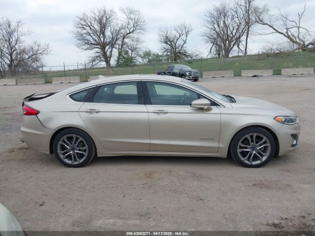 3FA6P0RU1KR235561 Ford Fusion Hybrid Titanium