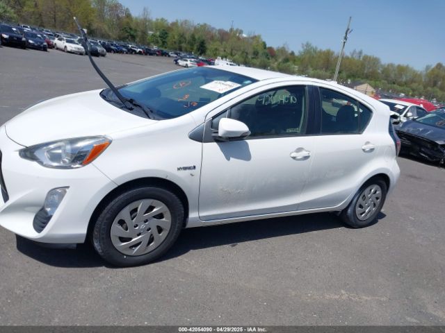 JTDKDTB30G1122657 Toyota Prius C Two