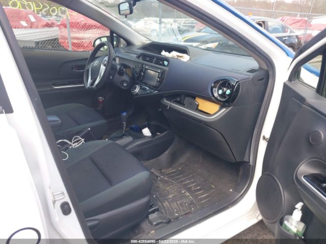 JTDKDTB30G1122657 Toyota Prius C Two