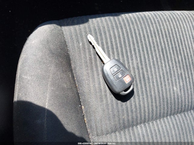 2T3ZFREV1GW274702 Toyota RAV4 LE
