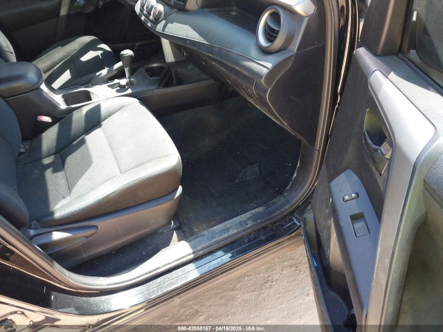 2T3ZFREV1GW274702 Toyota RAV4 LE