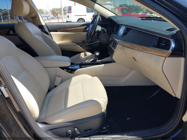 KNALC4J15H5059611 KIA Cadenza Technology