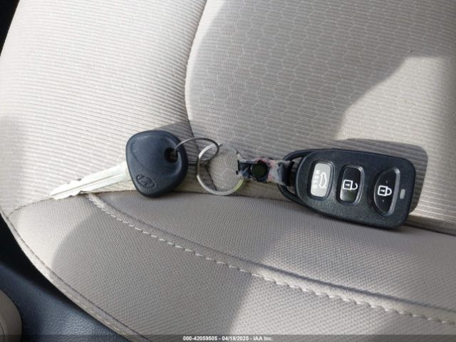 KMHD84LF9HU228306 Hyundai ELANTRA SE